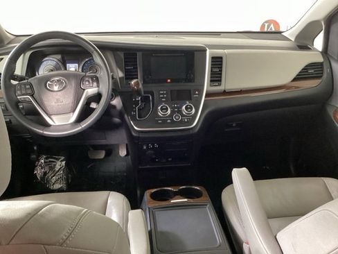 Used 2017 Toyota Sienna Limited Premium image 11