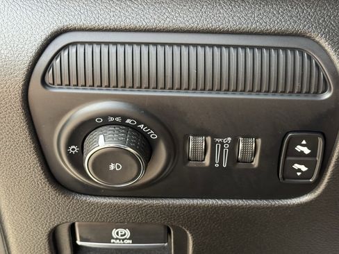 Used 2024 Jeep Wagoneer L Series III w/ Flexible Seating Group AWD/4WD image 25