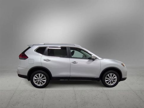 Used 2017 Nissan Rogue SV w/ Sun & Sound Touring Package image 9