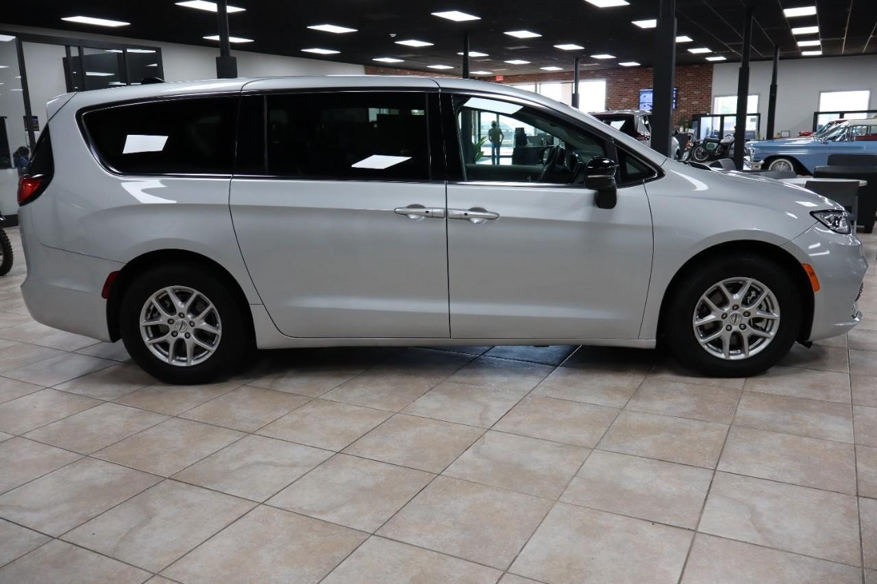 Used 2024 Chrysler Pacifica Touring-L FWD image 8