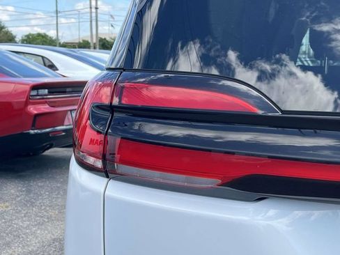 Used 2023 Chrysler Pacifica Touring-L FWD image 10