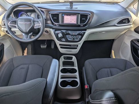 Used 2023 Chrysler Voyager LX FWD image 2