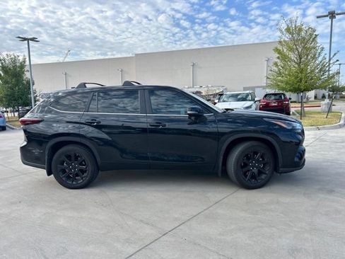 Certified 2024 Toyota Highlander LE FWD image 2
