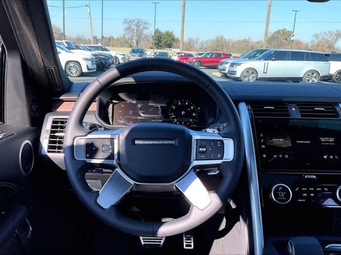 Used 2025 Land Rover Discovery Dynamic SE image 8