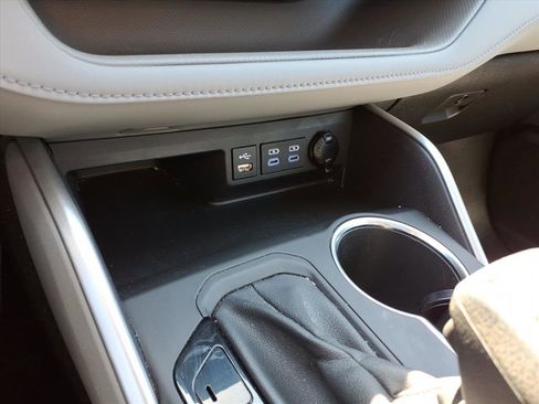 Used 2022 Toyota Highlander XLE AWD/4WD image 30