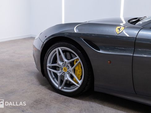 Used 2017 Ferrari California T RWD image 2