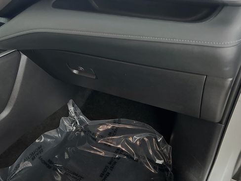 Used 2025 Toyota Highlander LE FWD image 35