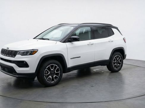 Used 2025 Jeep Compass Trailhawk image 3