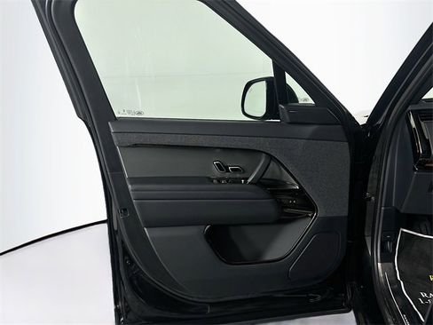 Used 2025 Land Rover Range Rover Sport SE image 11