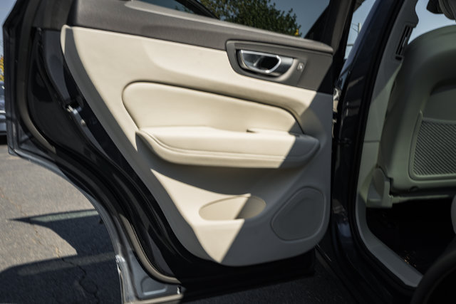 Certified 2024 Volvo XC60 B5 Plus AWD/4WD image 28