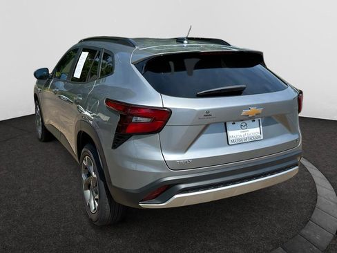 Used 2025 Chevrolet Trax LT FWD image 3