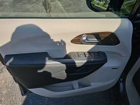 Used 2023 Chrysler Pacifica Limited w/ Uconnect Theater Family Group FWD image 20