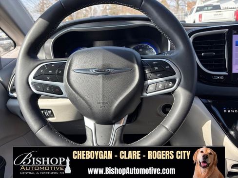 Used 2023 Chrysler Pacifica Touring-L FWD image 31