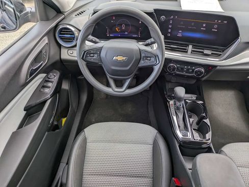 Used 2025 Chevrolet Trax LT FWD image 16