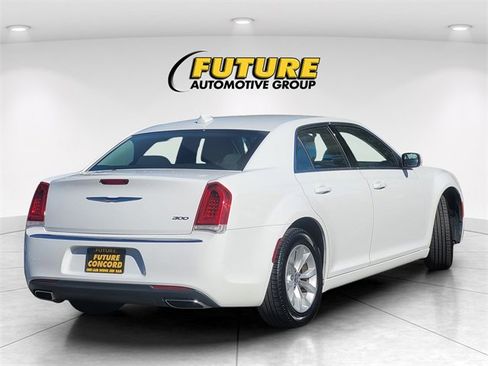 Used 2022 Chrysler 300 Touring image 7