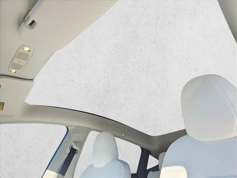 Used 2025 Tesla Model Y Performance image 12