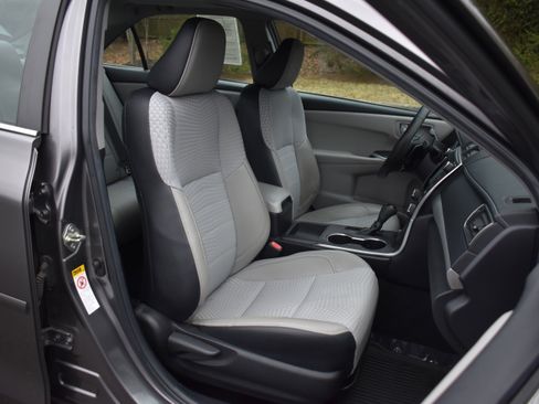 Used 2015 Toyota Camry SE image 28