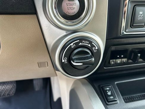 Used 2017 Nissan Titan SV AWD/4WD image 21