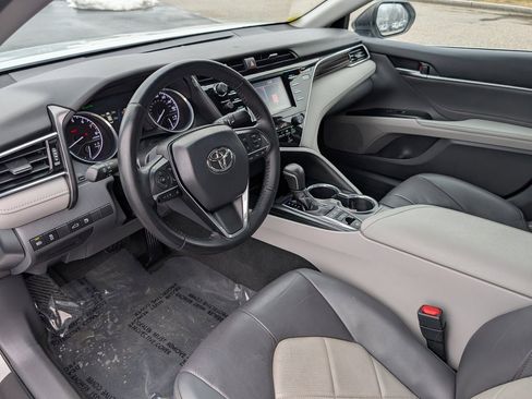 Used 2018 Toyota Camry XLE image 16