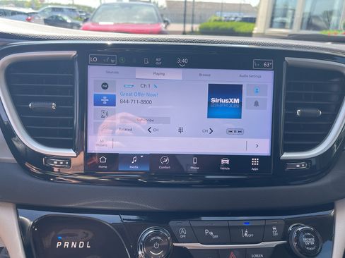 Used 2024 Chrysler Pacifica Touring-L FWD image 19