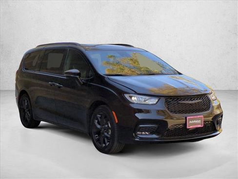 New 2026 Chrysler Pacifica Limited w/ S Appearance Package FWD image 6
