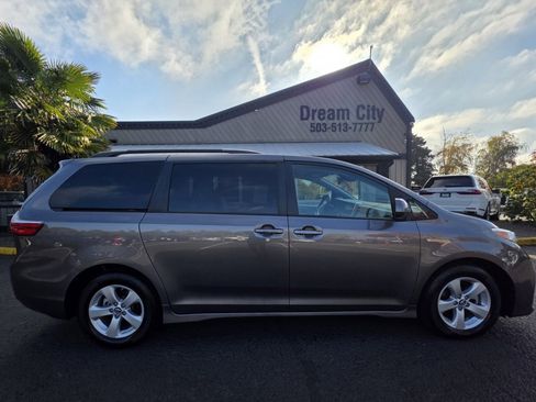 Used 2018 Toyota Sienna LE image 3