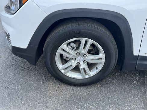 Used 2023 GMC Terrain SLE w/ Driver Convenience Package FWD image 9