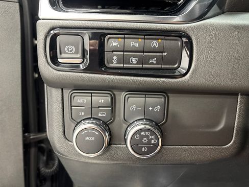 Used 2025 GMC Yukon XL Denali AWD/4WD image 46