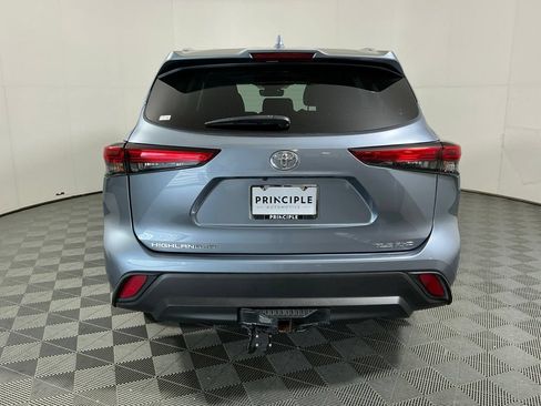 Used 2021 Toyota Highlander XLE AWD/4WD image 6