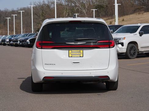 Used 2025 Chrysler Pacifica Select FWD image 4