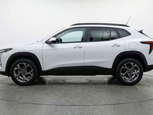 Used 2025 Chevrolet Trax LT FWD image 5