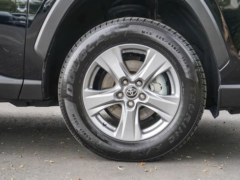 Used 2022 Toyota RAV4 XLE AWD/4WD image 9