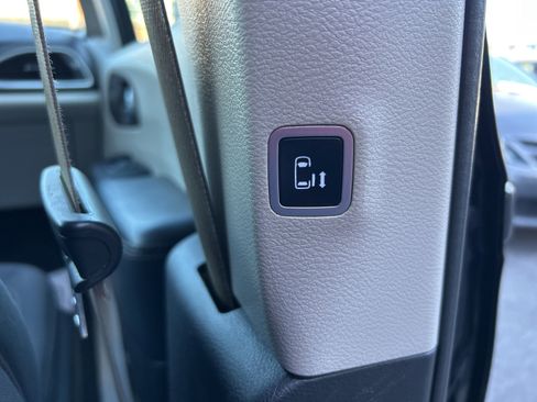 Used 2017 Chrysler Pacifica Touring w/ Tire & Wheel Group image 18