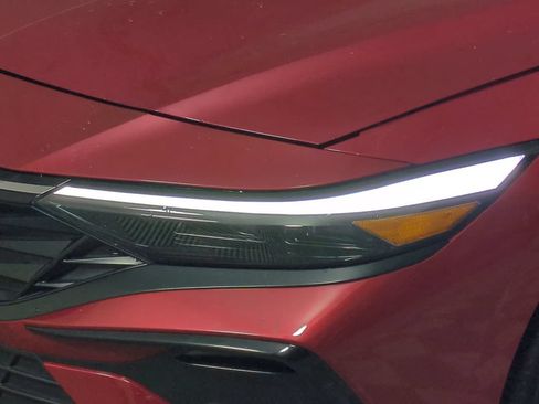 Used 2025 Hyundai Elantra Limited FWD image 10