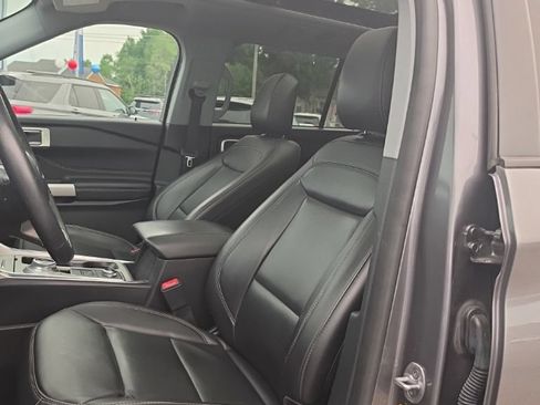 Used 2022 Ford Explorer XLT w/ Equipment Group 202A AWD/4WD image 14