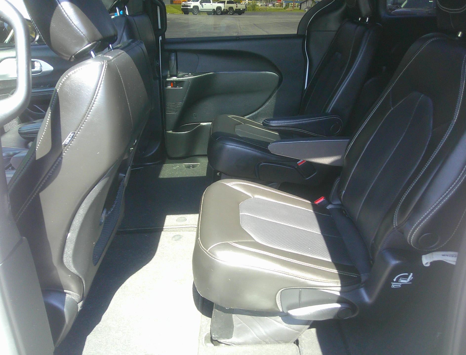 Used 2023 Chrysler Pacifica Touring-L w/ S Appearance Package FWD image 11