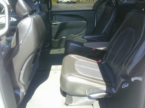 Used 2023 Chrysler Pacifica Touring-L w/ S Appearance Package FWD image 11