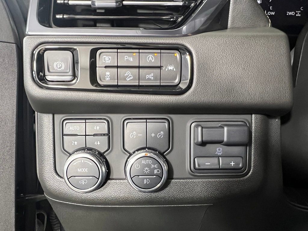 Used 2025 GMC Yukon XL AT4 AWD/4WD image 41