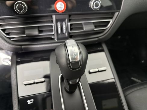 Certified 2025 Porsche Macan image 33