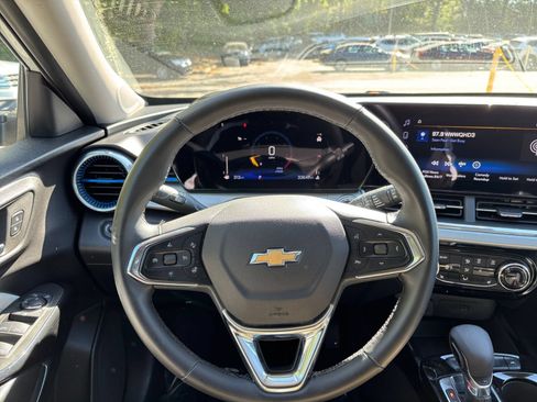 Used 2025 Chevrolet Trax LT w/ LT Convenience Package FWD image 35