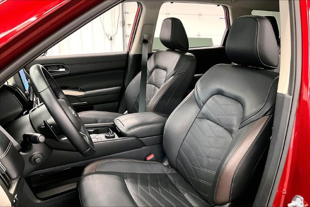 Used 2025 Nissan Pathfinder Platinum AWD/4WD image 24
