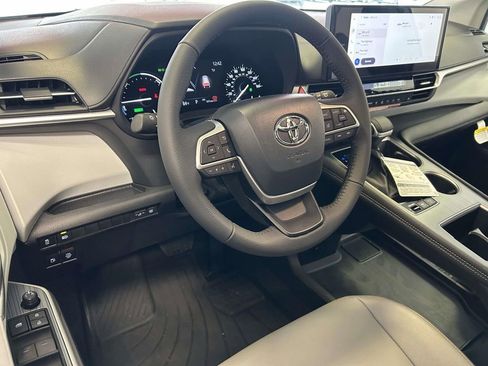 Used 2026 Toyota Sienna XLE FWD image 13