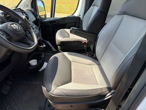 Used 2025 RAM ProMaster 2500 w/ Convenience Group FWD image 9