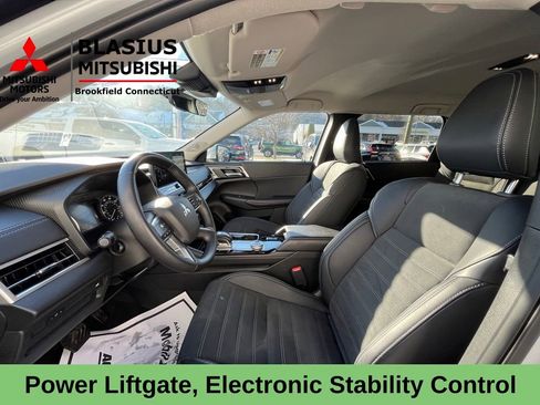 Used 2025 Mitsubishi Outlander SE image 11