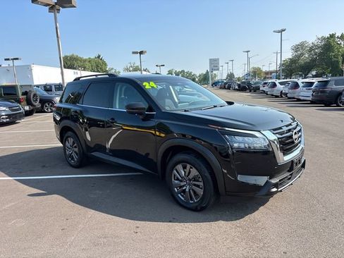Used 2024 Nissan Pathfinder SV FWD image 2