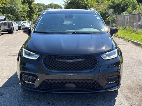 Used 2025 Chrysler Pacifica Limited FWD image 2