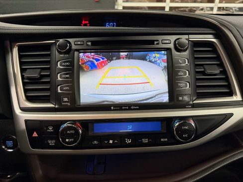 Used 2017 Toyota Highlander Limited AWD/4WD image 32