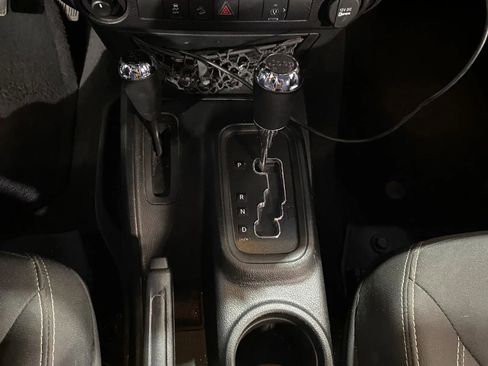 Used 2018 Jeep Wrangler Unlimited Rubicon w/ Connectivity Group image 16