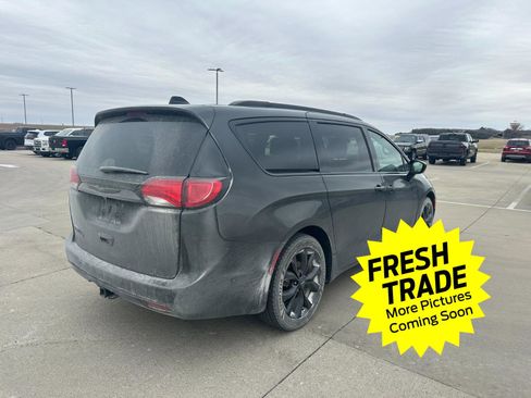 Used 2020 Chrysler Pacifica Touring-L Plus image 3