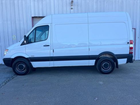 Used 2010 Freightliner Sprinter 2500 RWD image 4